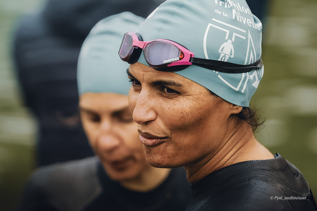 Triathlète s'apparentant à nager